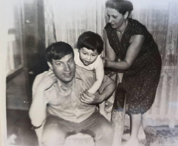 Максим Привалов с родителями в детстве